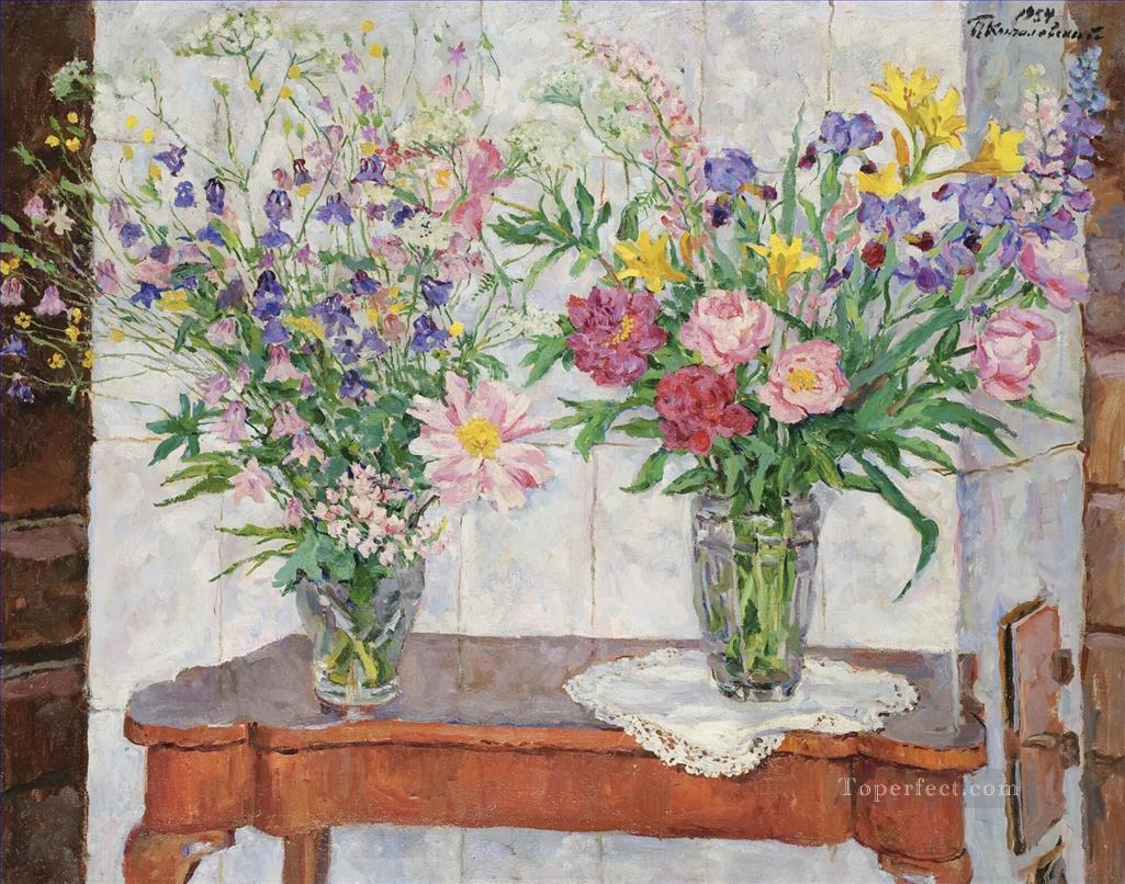 ストーブのそばにある色とりどりの花の2つの花束 ペトル・ペトロヴィッチ・コンチャロフスキー油絵